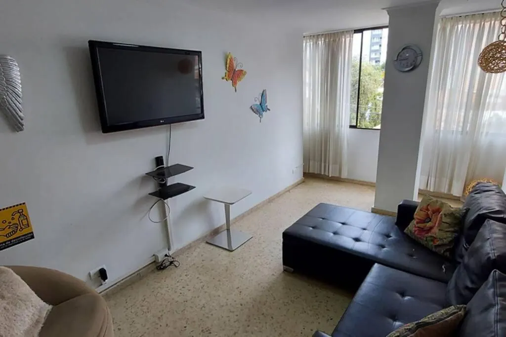 Amplio Apartamento En Los Colores Medellín 0*,