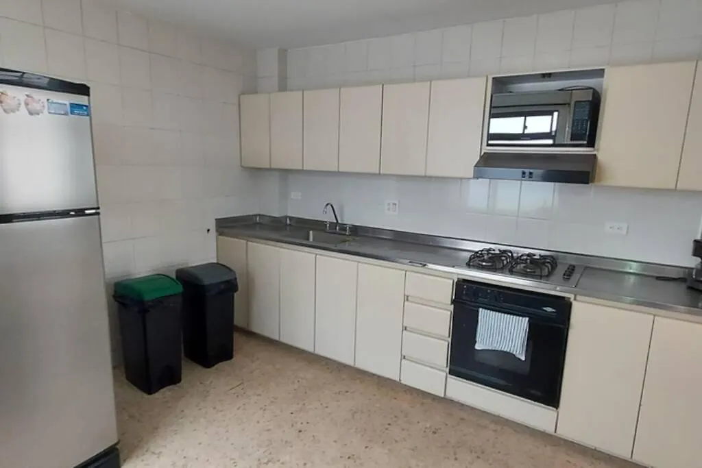 Amplio Apartamento En Los Colores Medellín 0*,